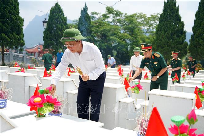 Phó Thủ tướng Phạm Bình Minh dâng hương tại Nghĩa trang Liệt sỹ Quốc gia Vị Xuyên
