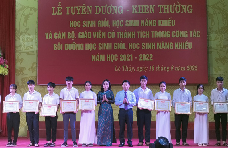 Tuyên dương, khen thưởng học sinh giỏi năm học 2021-2022