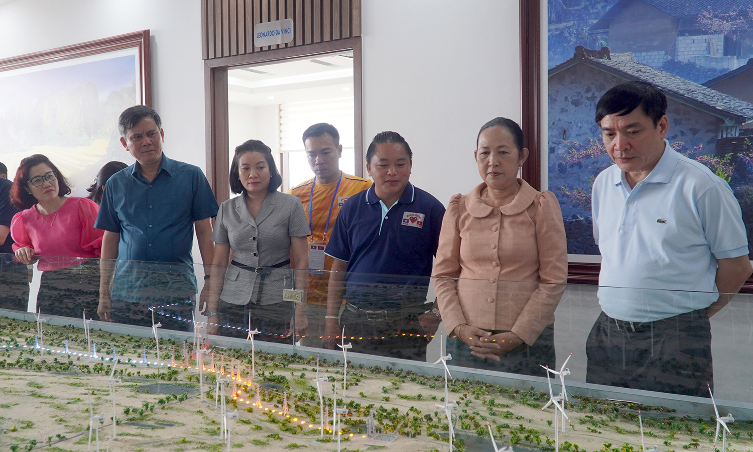 Đoàn đại biểu Ban Thư ký Quốc hội 2 nước Việt Nam, Lào thăm Dự án Cụm trang trại điện gió