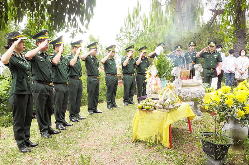 Bộ đội Biên phòng Quảng Bình viếng mộ Đại tướng Võ Nguyên Giáp