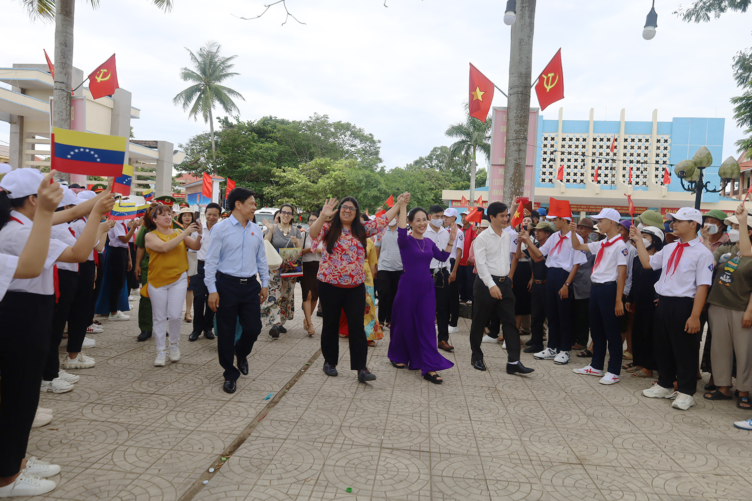 Đại sứ đặc mệnh toàn quyền Cộng hòa Bolivar Venezuela thăm, làm việc tại huyện Lệ Thủy