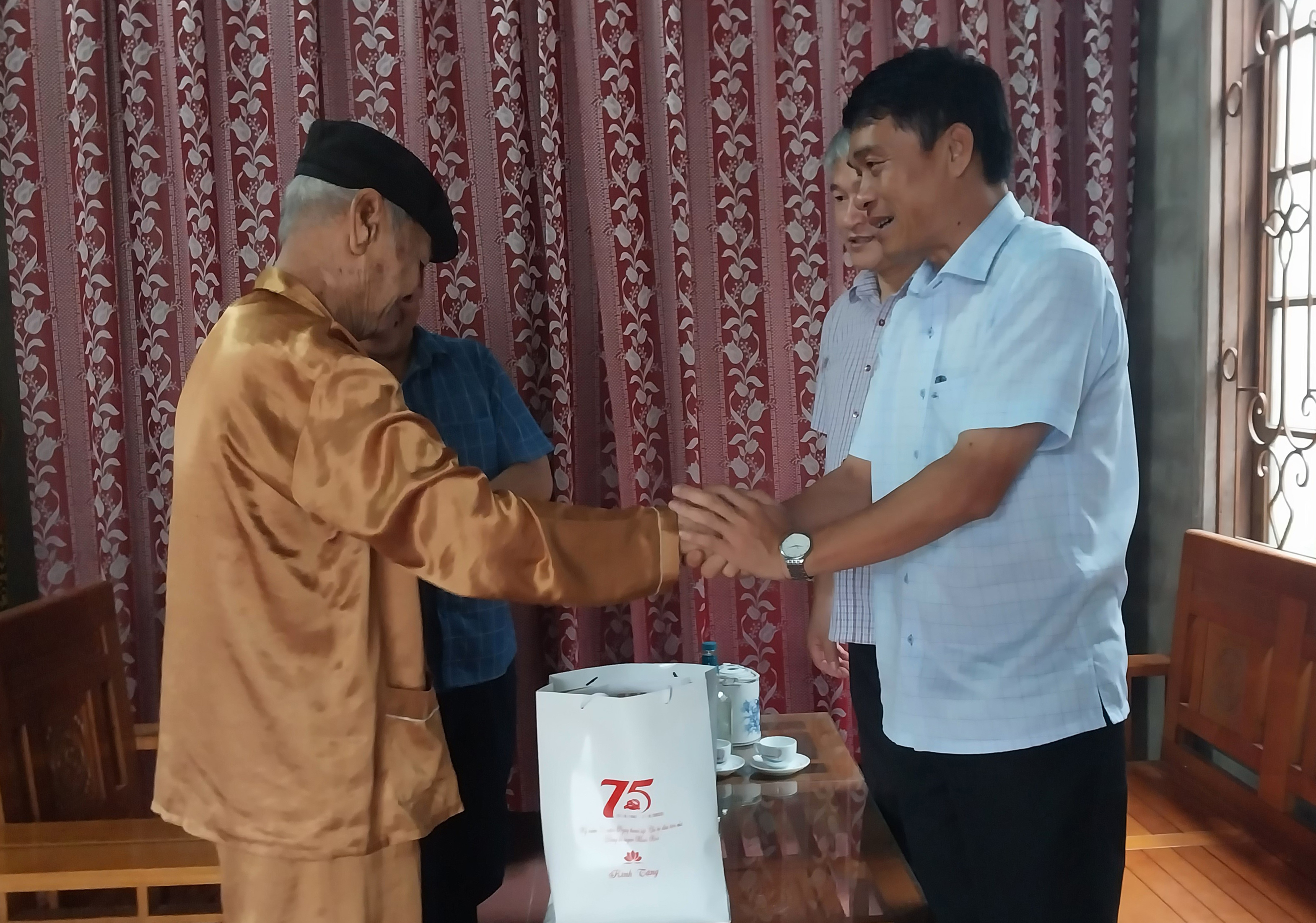 Lãnh đạo huyện Minh Hóa thăm, tặng quà các đảng viên 60 năm tuổi Đảng