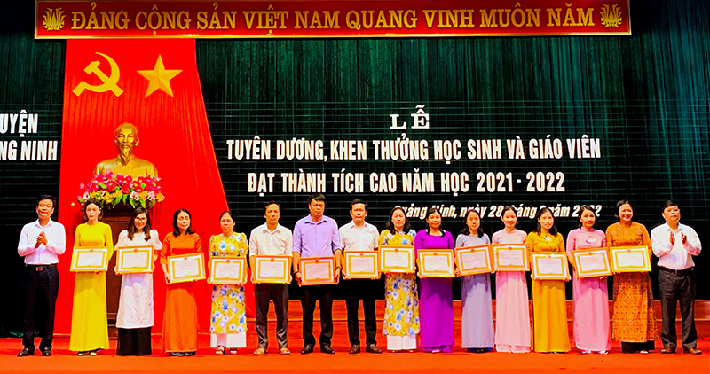 Tuyên dương, khen thưởng học sinh và giáo viên đạt thành tích cao năm học 2021-2022