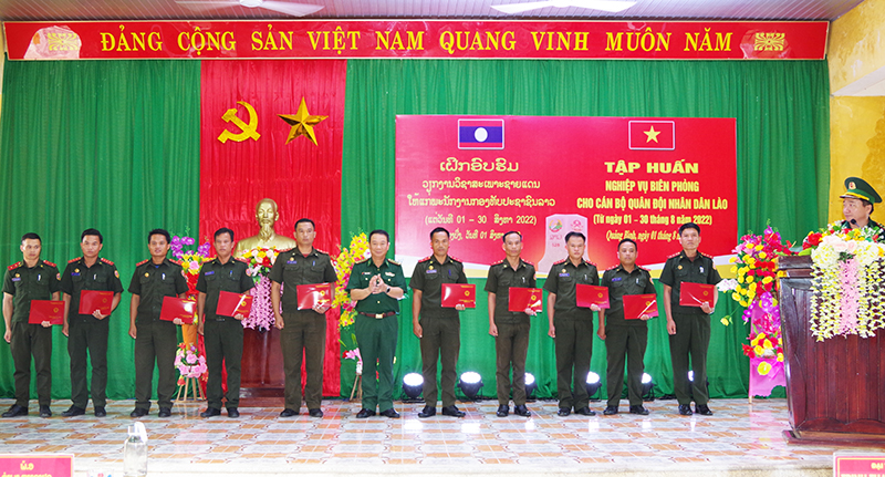 Bế mạc tập huấn nghiệp vụ biên phòng cho cán bộ quân đội tỉnh Khăm Muộn