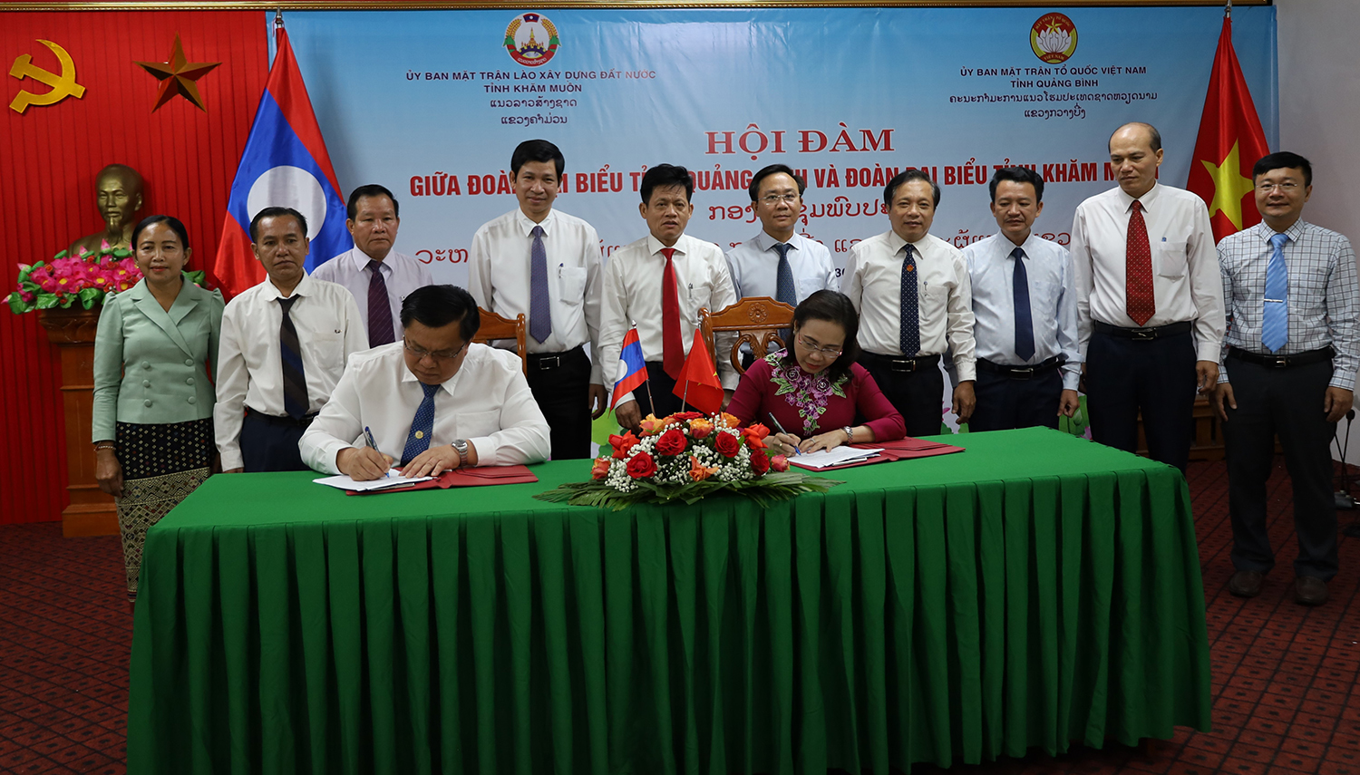 Ủy ban Mặt trận 2 tỉnh tỉnh Quảng Bình-Khăm Muộn: Hội đàm và ký kết biên bản hợp tác