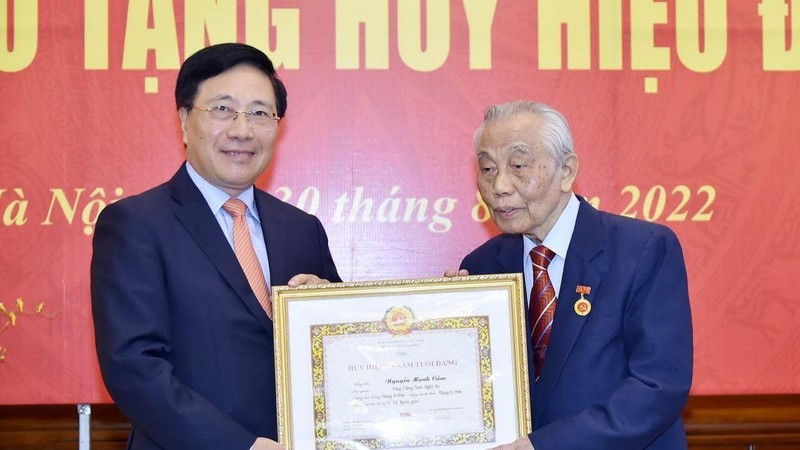 Trao huy hiệu 75 năm tuổi Đảng tặng nguyên Phó Thủ tướng Nguyễn Mạnh Cầm
