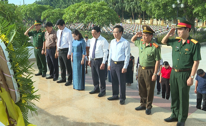 Các đồng chí lãnh đạo tỉnh dâng hương tại Nghĩa trang liệt sỹ Ba Dốc