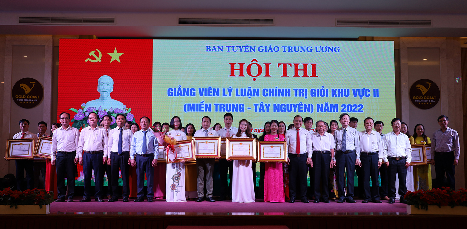 Bế mạc hội thi giảng viên lý luận chính trị giỏi khu vực II năm 2022