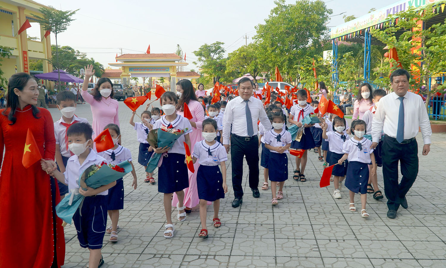 Đồng chí Bí thư Tỉnh ủy Vũ Đại Thắng dự lễ khai giảng tại TP. Đồng Hới