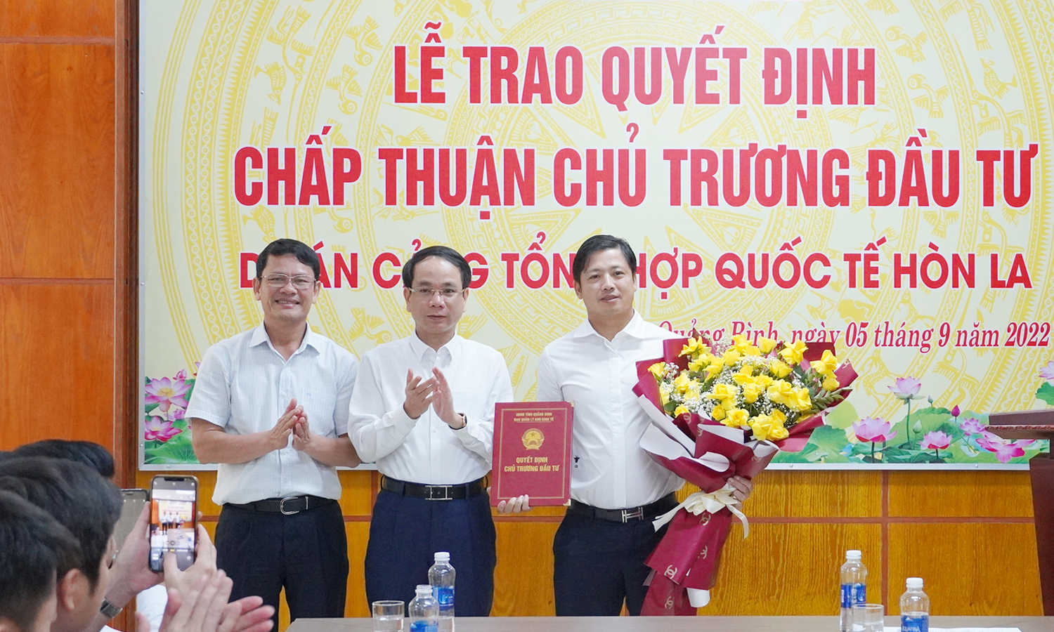 Trao quyết định chủ trương đầu tư Dự án Cảng tổng hợp quốc tế Hòn La