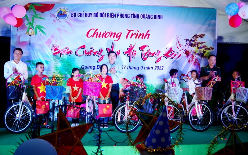 Đồng chí Trưởng ban Tổ chức Tỉnh ủy tham dự chương trình "Biên cương vui hội trăng rằm"