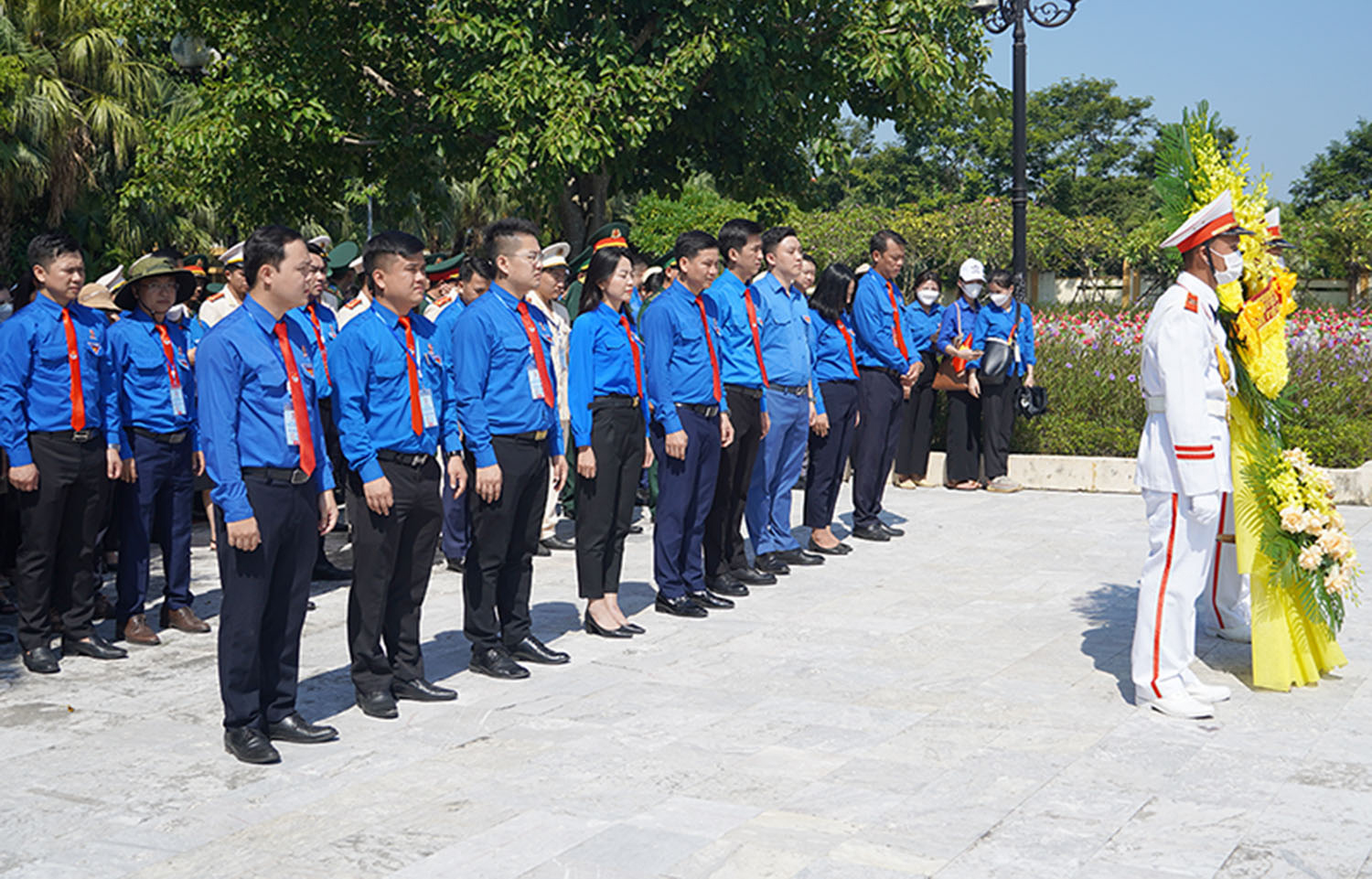 Đoàn đại biểu dự Đại hội Đoàn toàn tỉnh dâng hương tại Đền thờ Bác Hồ và các Anh hùng liệt sỹ; Nghĩa trang Liệt sỹ Ba Dốc