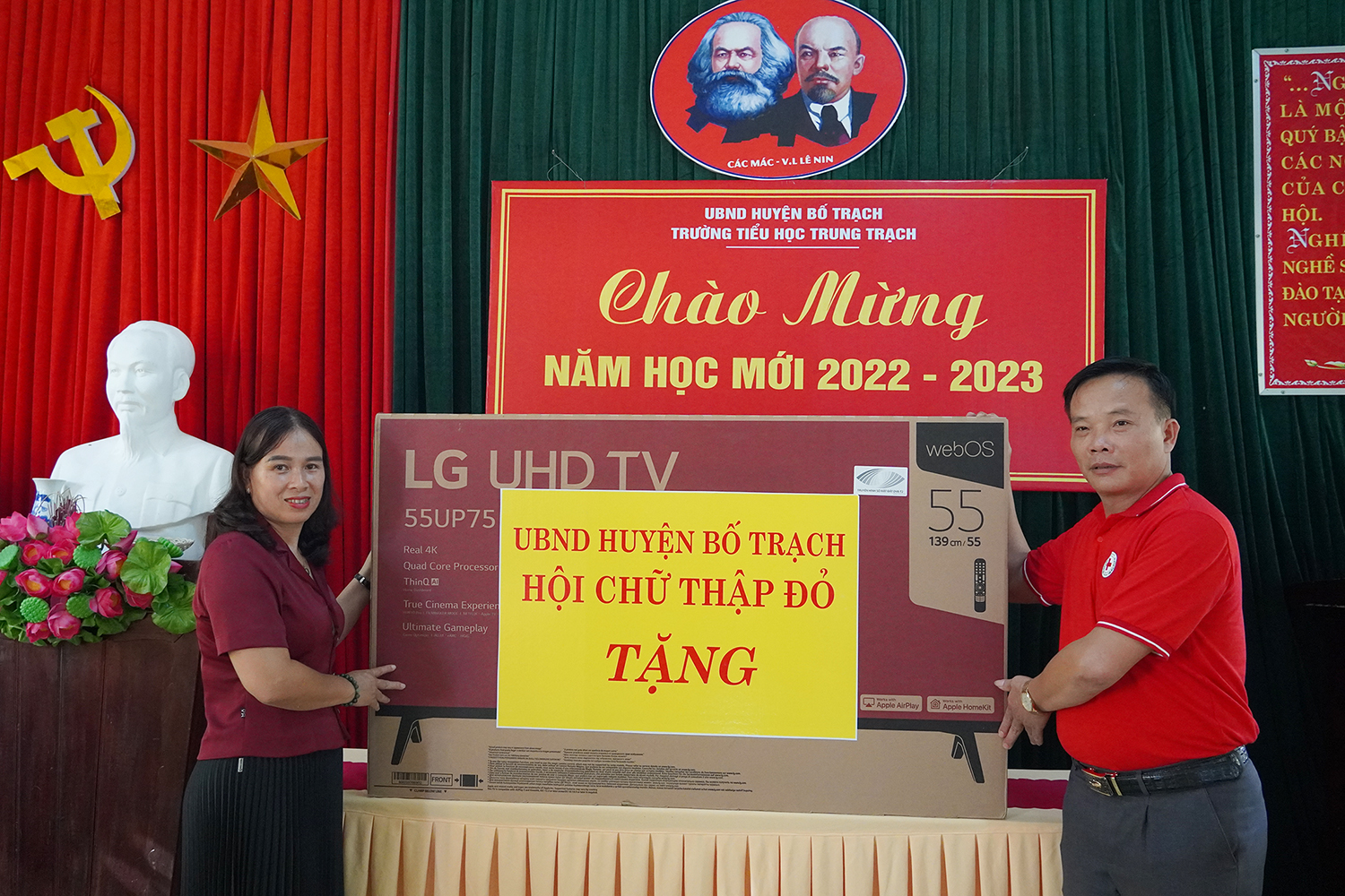 Tặng 4 chiếc tivi cho Trường tiểu học Trung Trạch