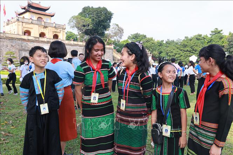 Đại biểu thiếu nhi tìm hiểu truyền thống hiếu học và văn hóa các dân tộc Việt Nam