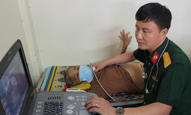 Khám bệnh, cấp phát thuốc và trao quà cho người dân huyện Quảng Ninh