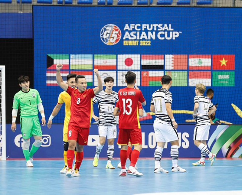 Thắng đậm Hàn Quốc 5-1, tuyển futsal Việt Nam giành ngôi đầu bảng
