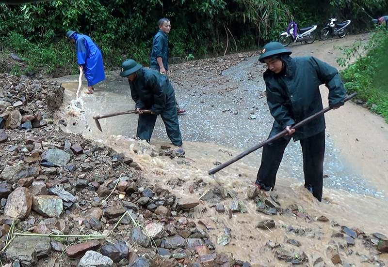 Bộ đội Biên phòng Quảng Bình giúp dân khắc phục hậu quả sau bão số 4