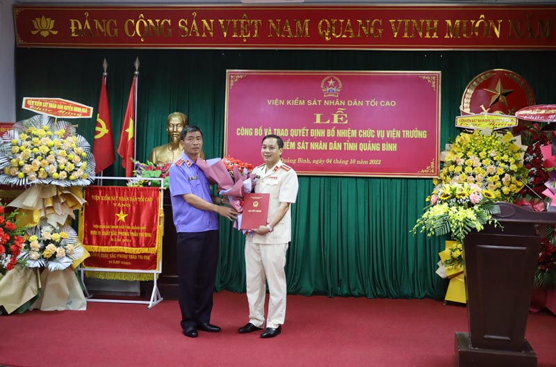 Đồng chí Nguyễn Tiến Hùng được bổ nhiệm làm Viện trưởng Viện KSND tỉnh Quảng Bình