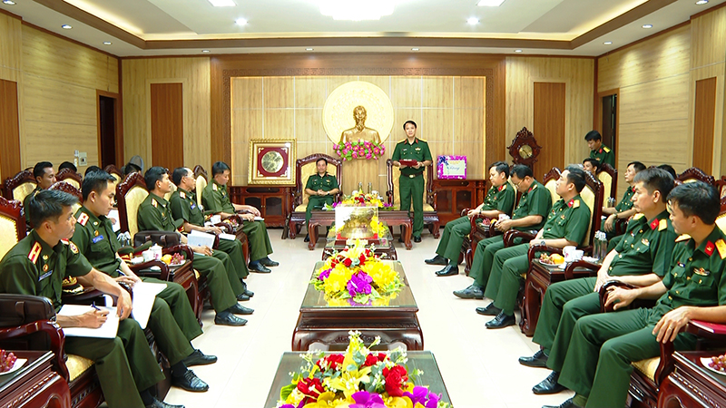 Hội đàm với Đoàn cán bộ Nghiên cứu chiến lược Quân sự Quân đội nhân dân Lào