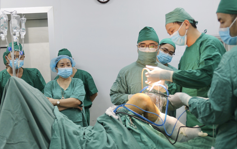Chuyển giao kỹ thuật nội soi khớp gối cho Bệnh viện ĐKKV Bắc Quảng Bình