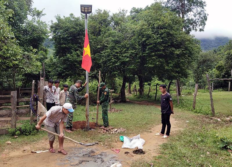 Đưa vào sử dụng công trình "Ánh sáng vùng biên" tại xã Trường Sơn