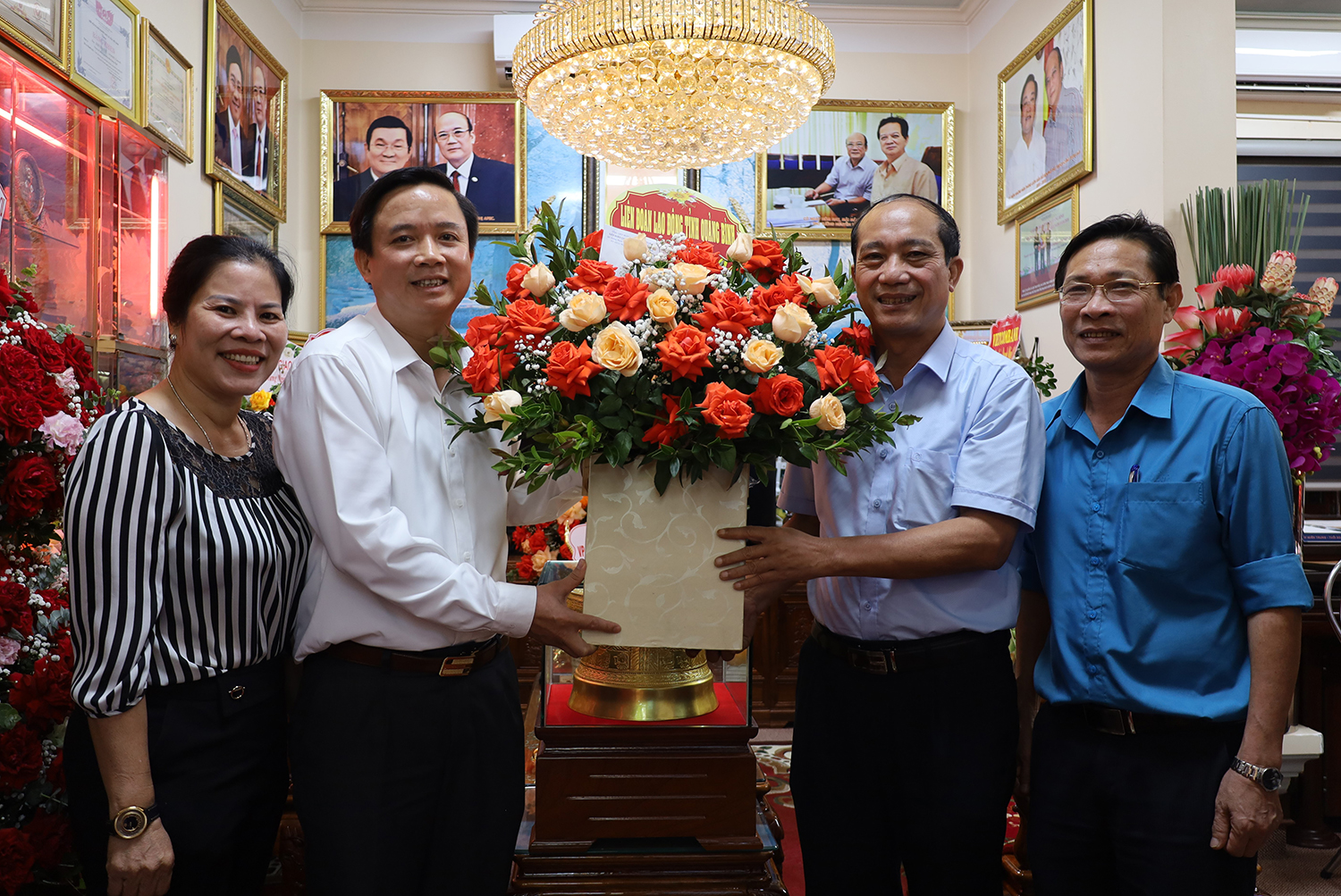 Liên đoàn Lao động tỉnh thăm các doanh nghiệp nhân Ngày Doanh nhân Việt Nam