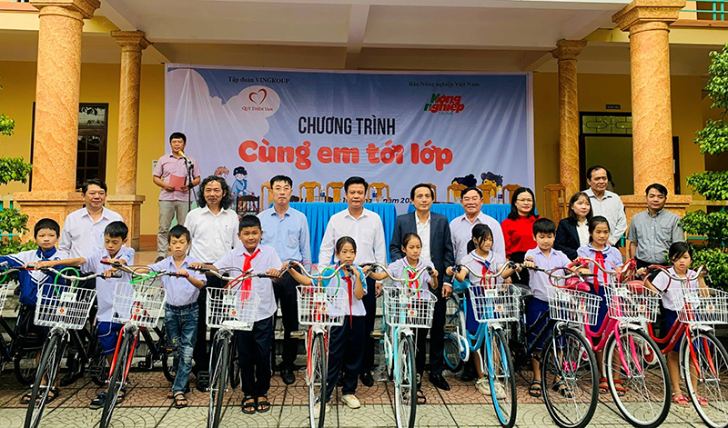 Trao tặng 100 xe đạp cho học sinh nghèo huyện Quảng Ninh