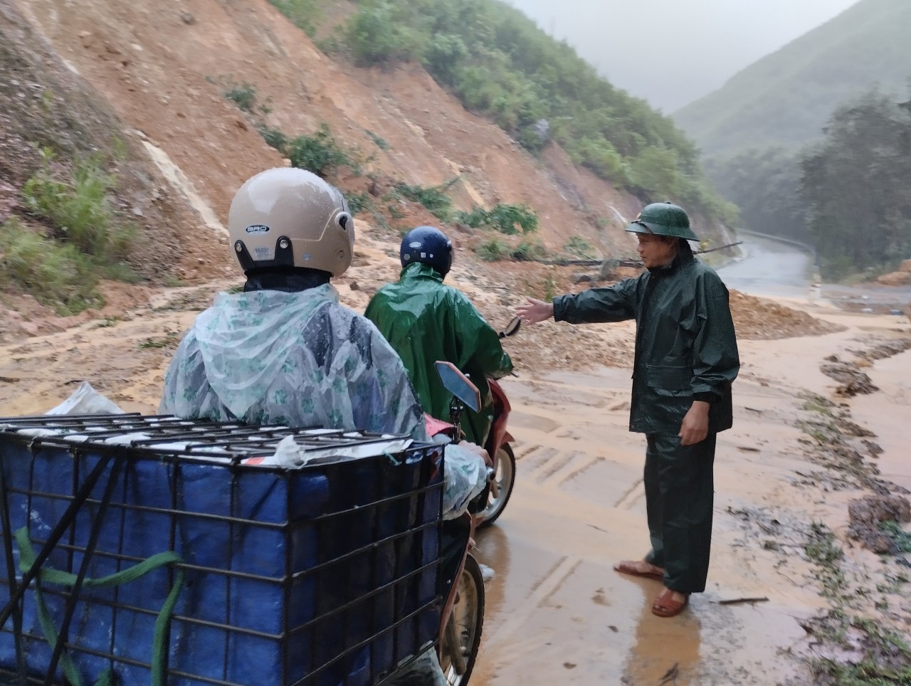 Lệ Thuỷ: Mưa lớn gây sạt lở và ngập úng tại một số xã miền núi