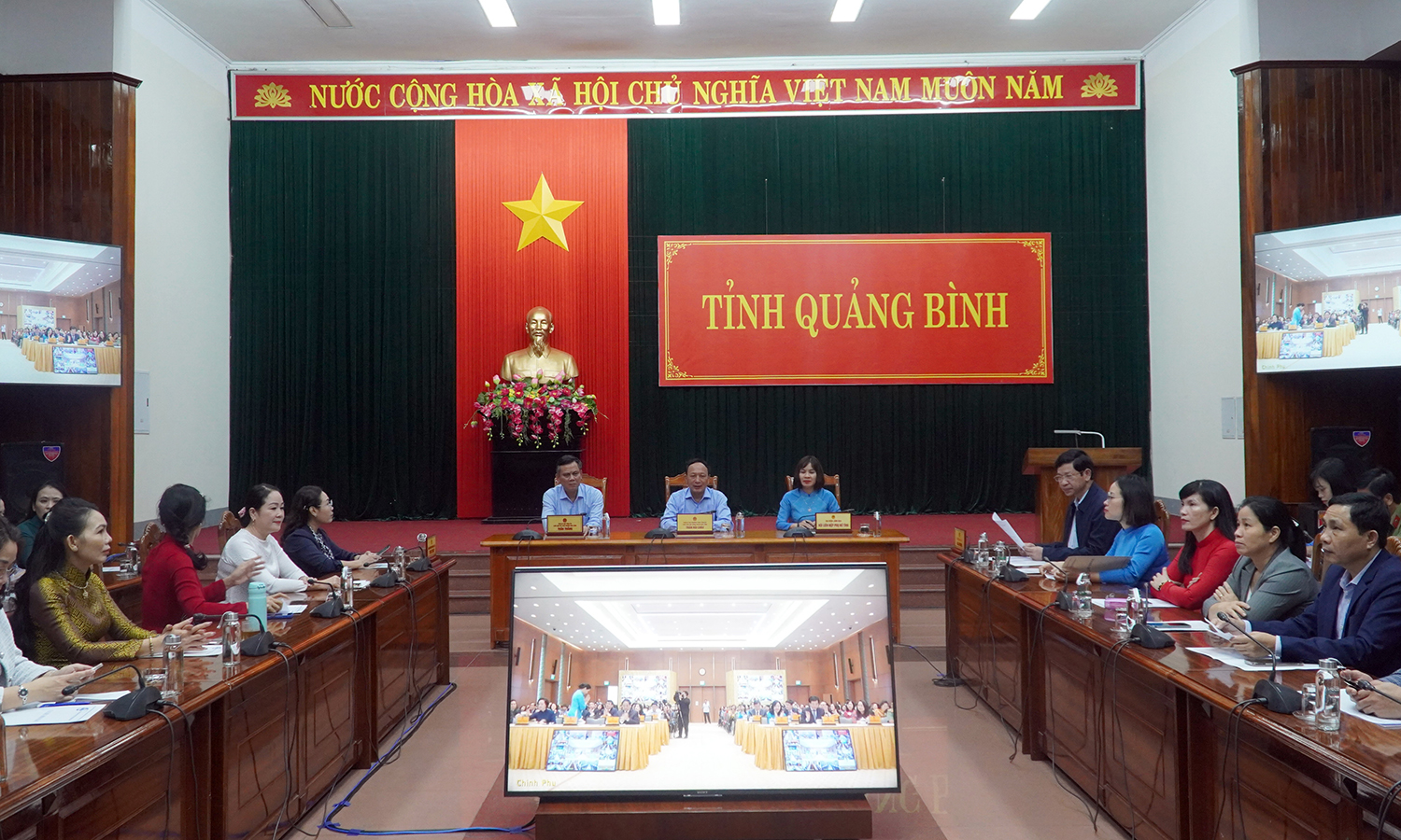 Thủ tướng Chính phủ Phạm Minh Chính đối thoại với phụ nữ