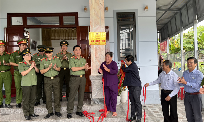 Công an tỉnh: Khánh thành, bàn giao 3 nhà tình nghĩa