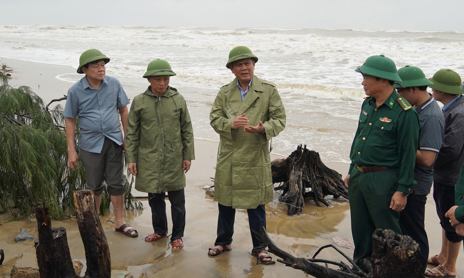 Đồng chí Chủ tịch UBND tỉnh kiểm tra tình hình sạt lở bờ biển tại phường Quảng Phúc