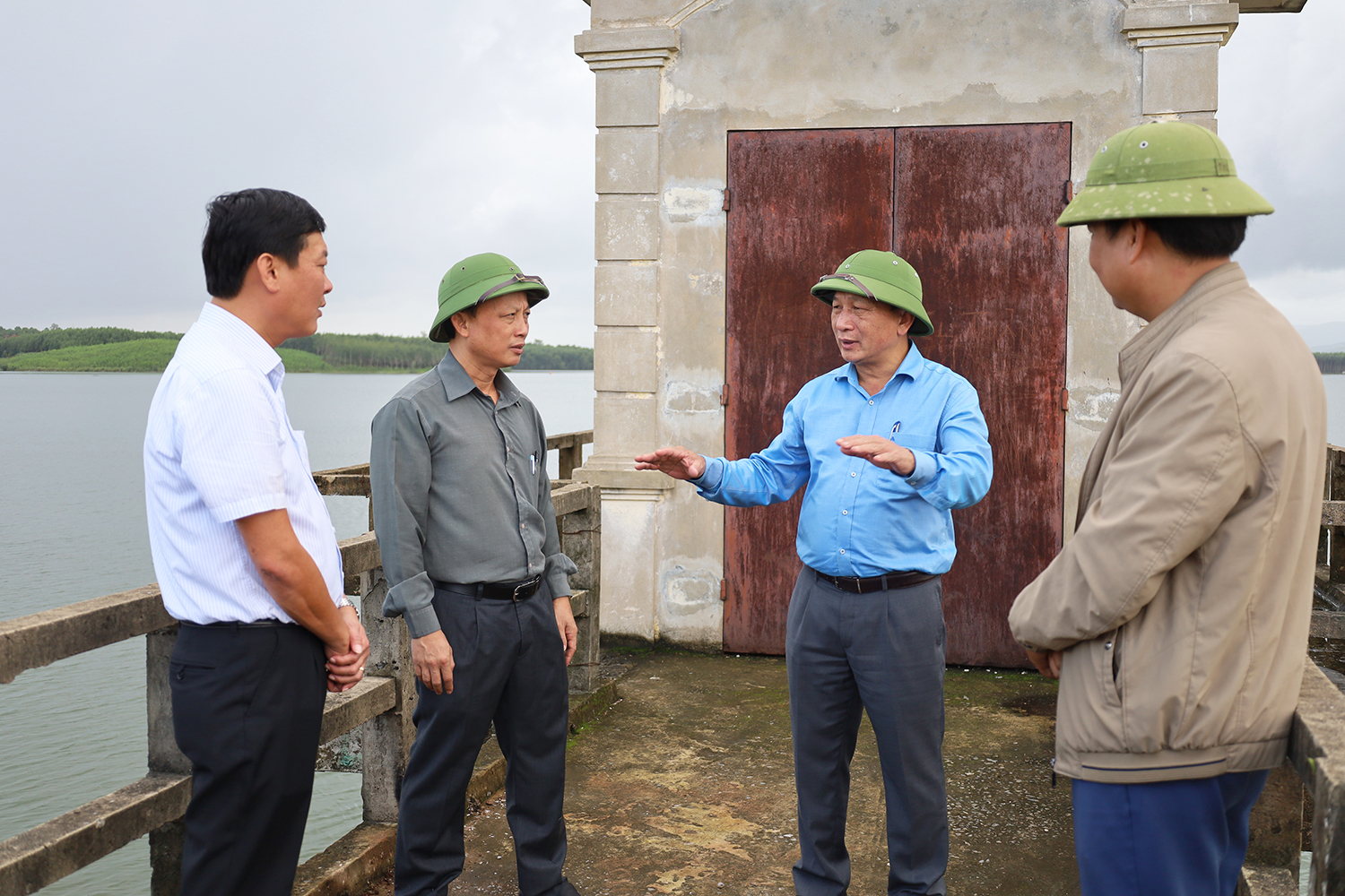 Chủ động ứng phó với thiên tai, bảo đảm an toàn hồ chứa nước và kè biển