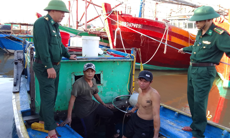 Ngư dân may mắn thoát nạn khi thuyền bị sóng đánh chìm