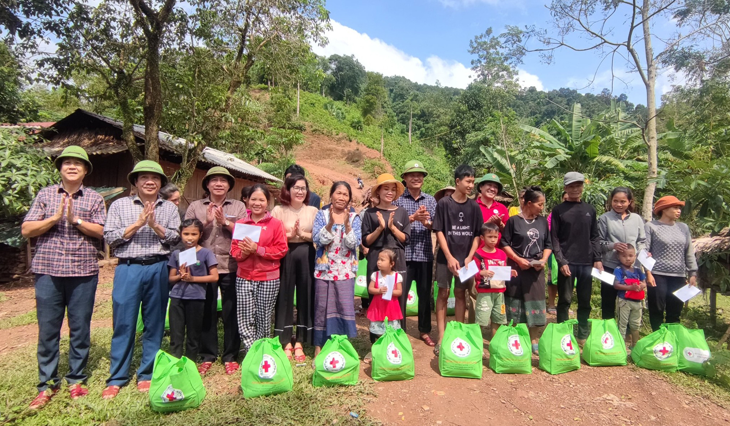 Thường trực HĐND tỉnh thăm, tặng quà tại xã Trọng Hóa