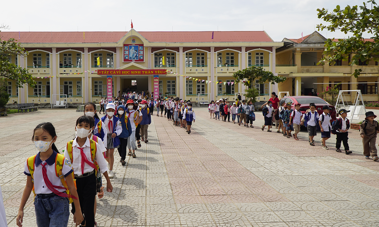 Thiếu biên chế vẫn phải… tinh giản biên chế