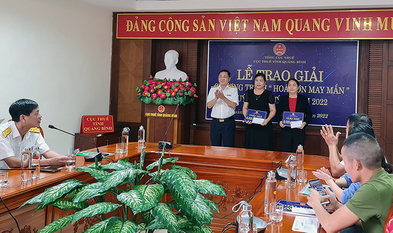 Trao giải chương trình "Hóa đơn may mắn" quý II và III năm 2022