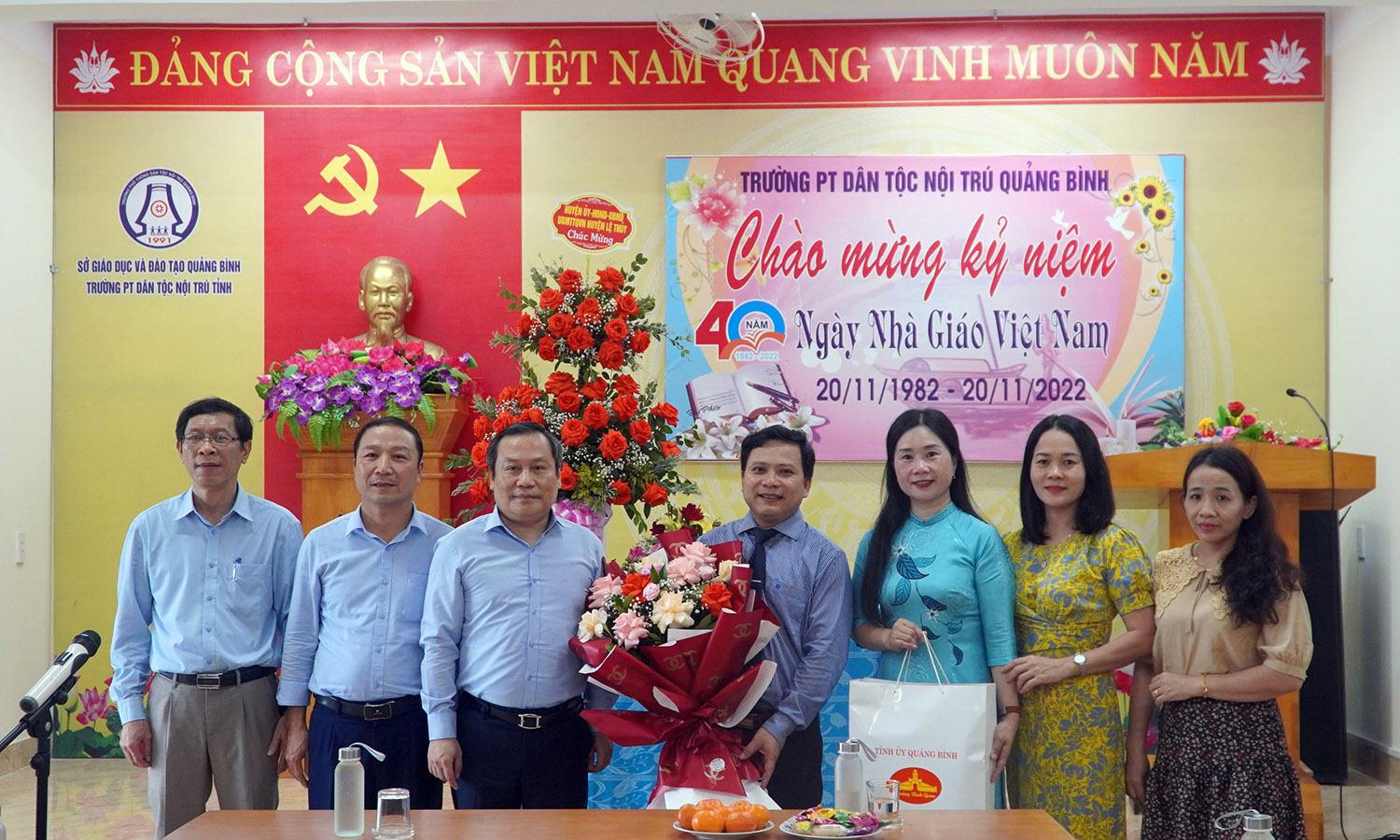 Đồng chí Bí thư Tỉnh ủy thăm, chúc mừng ngày Nhà giáo Việt Nam