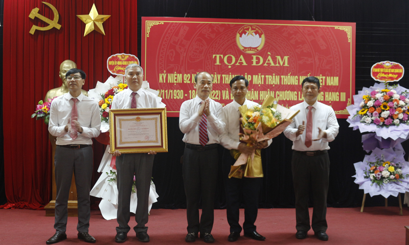 Mặt trận Tổ quốc Việt Nam huyện Tuyên Hóa đón nhận Huân chương Lao động hạng Ba