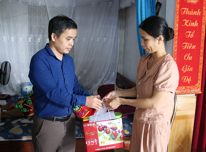 Thăm, tặng quà các gia đình nạn nhân do tai nạn giao thông ở huyện Quảng Ninh