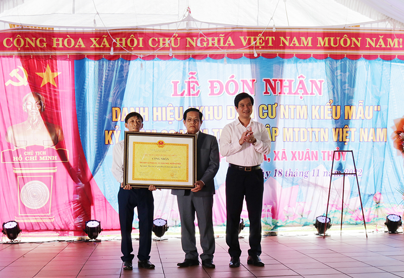 Thôn Phan Xá đón nhận danh hiệu "Khu dân cư nông thôn mới kiểu mẫu"