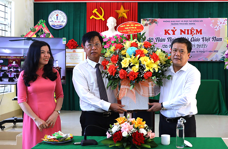 Đồng chí Bí thư Thành ủy Đồng Hới thăm, chúc mừng Ngày Nhà giáo Việt Nam