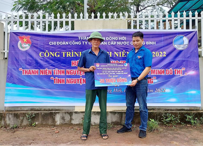 Lắp đặt công trình nước sạch ở khu giãn dân Phú Vinh