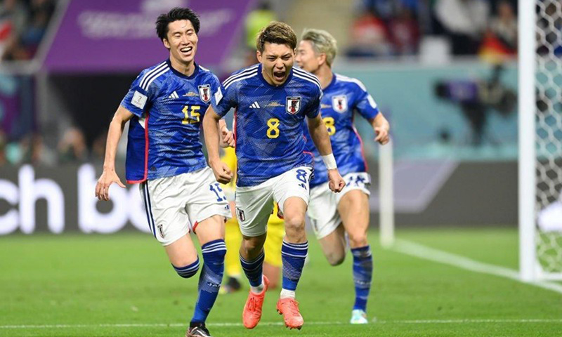 Nhật Bản bất ngờ đánh bại Đức 2-1