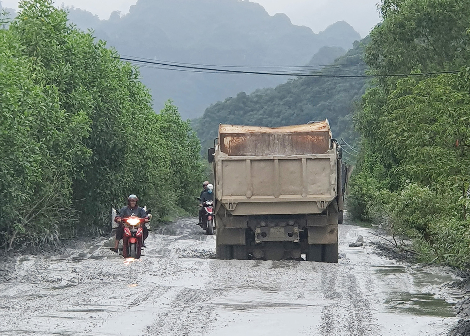 Dân khổ vì đường "ổ voi", bùn đất lầy lội