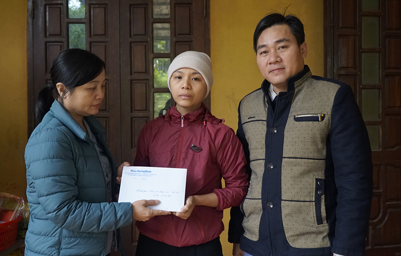 Báo Quảng Bình trao tiền hỗ trợ gia đình cán bộ bảo vệ rừng bị đuối nước