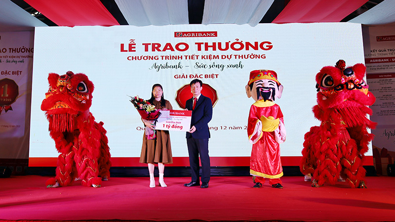 Agribank trao giải đặc biệt 1 tỷ đồng cho khách hàng trúng thưởng chương trình "Agribank-Sức sống xanh"