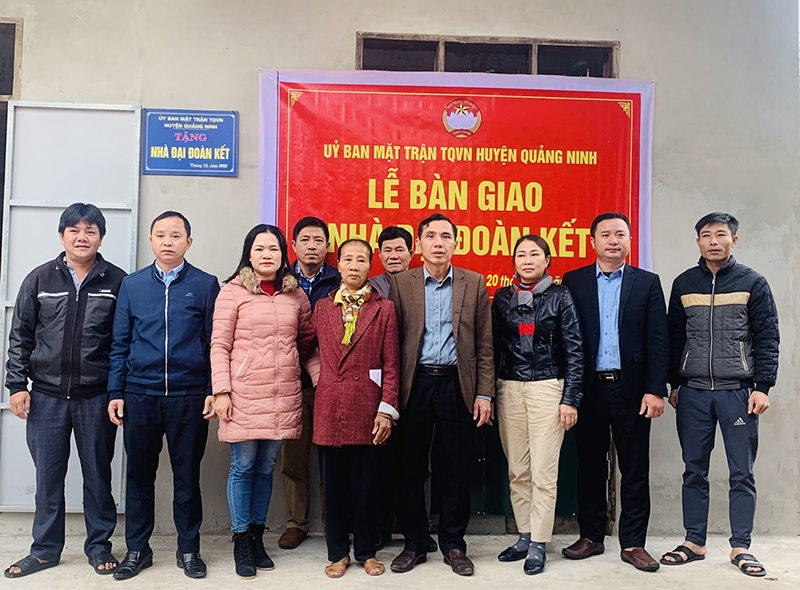 Quảng Ninh: Bàn giao nhà "Đại đoàn kết" cho hộ nghèo