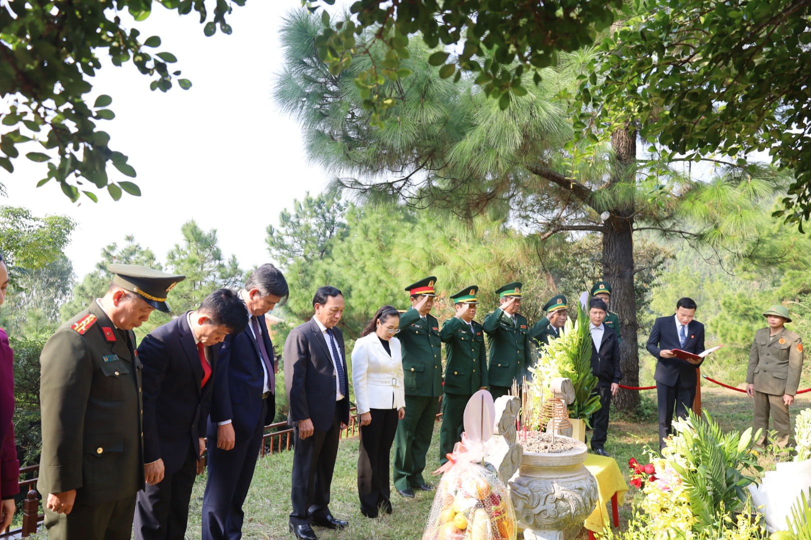 Các đồng chí lãnh đạo tỉnh dâng hương viếng mộ Đại tướng Võ Nguyên Giáp