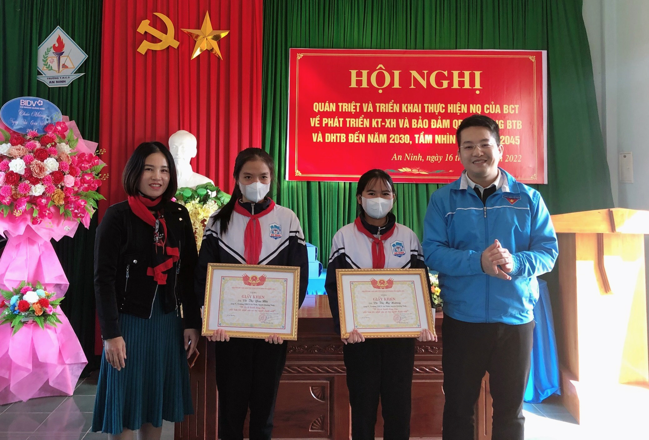 Khen thưởng học sinh nhặt được của rơi, trả lại người mất