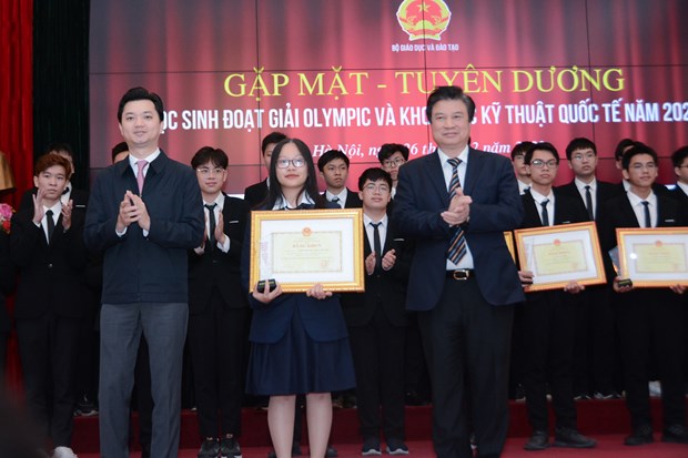Khen thưởng 33 học sinh đoạt giải Olympic và khoa học quốc tế